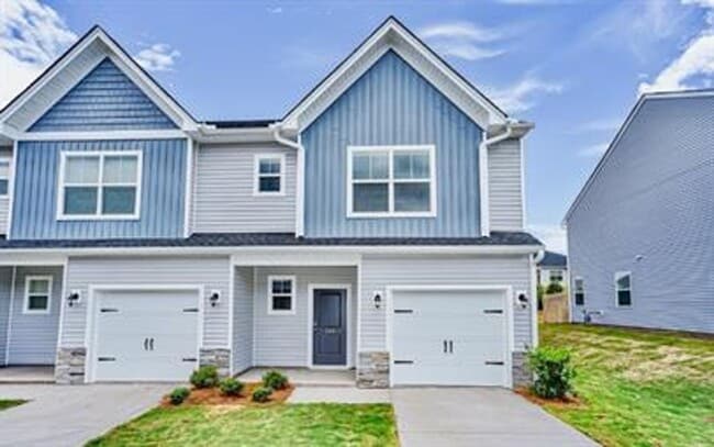 Building Photo - Spacious 3/2 Available On October 1st! Rental