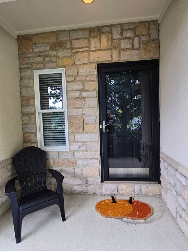 Entrada privada al desván. - 5040 Postlewaite Rd