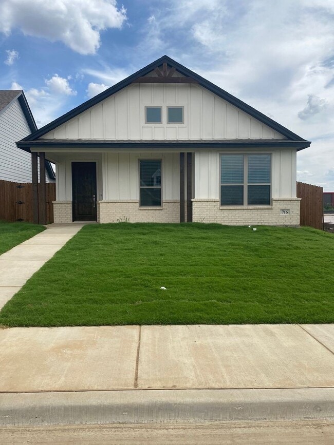 Building Photo - 3/2/2 Gorgeous Custom Features - GODLEY ISD