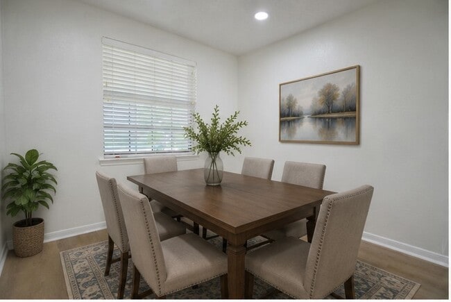Photo - 536 Castlelake Dr