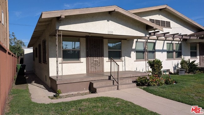 Building Photo - 1155 W 39th St