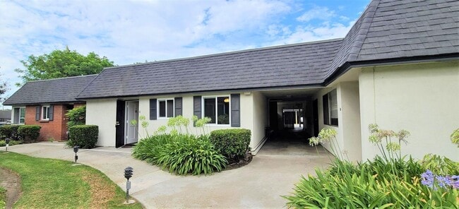 Photo - Renovated Condo - 1 Bedroom + 1 Bath. Available Now!! Unidad E