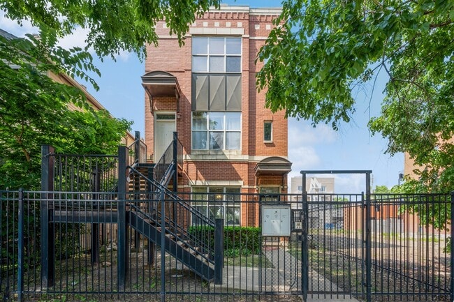 Building Photo - 2030 W Warren Blvd Unit 1