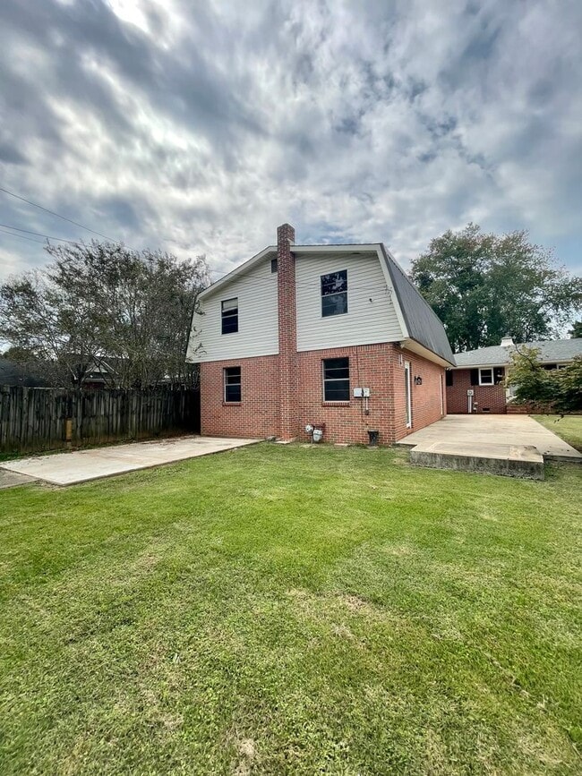 Photo - 3 bedroom 2.5 bath in the heart of Athens!...