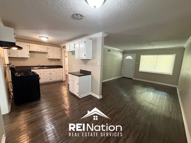 Charming 3BR/2BA East Memphis Home | 1,795 Sq Ft, Hardwood Floors & Fireplace