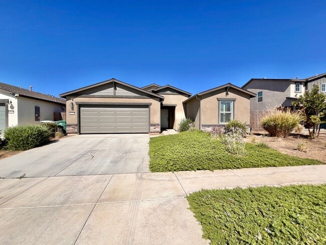 Building Photo - Spacious 4 Bedroom Home  – Solar & Pest Co...