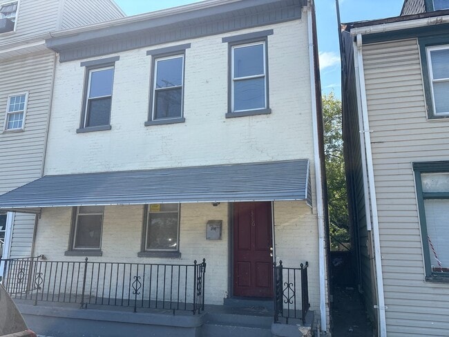 Building Photo - 3 Bedroom 1 Bath House, Garage, Fenced Yar...
