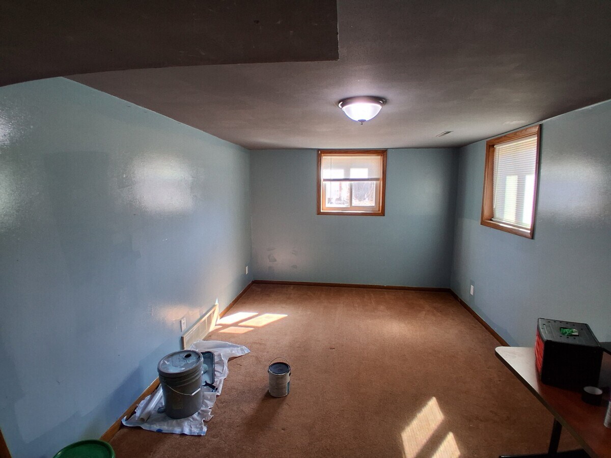 Ask for more pics, I will send video - 155 Woodward St