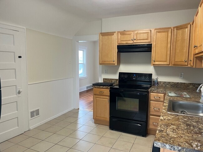 Building Photo - 63 Raymond St Unit #2 Rental