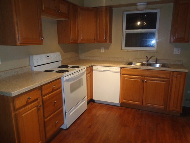 Building Photo - 124 Maple St Unit 124