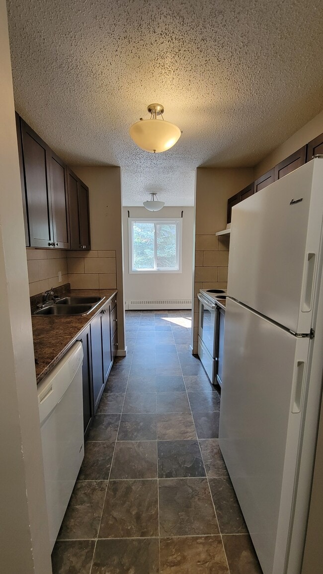 Photo - 8111-8196 96 St