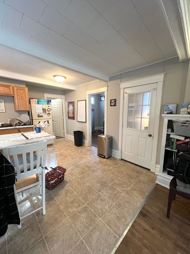 Photo - AVAILABLE APRIL 1st - 2 Bed 1 Bath Upper Apt! Unidad 1