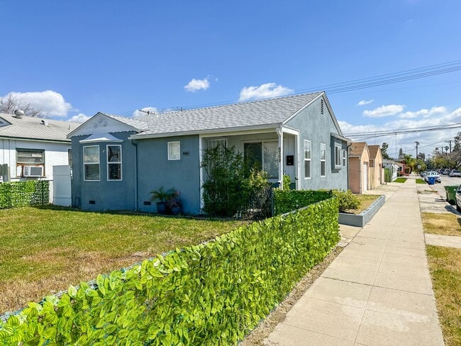 Building Photo - 2 Bedroom Home For Rent in North Hollywood!