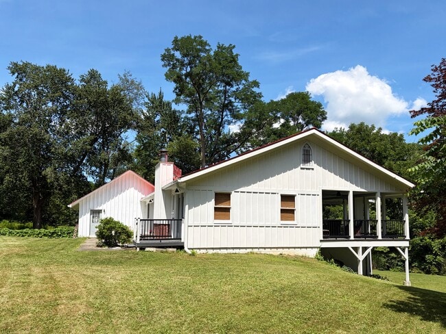 40 W Hunns Lake Rd