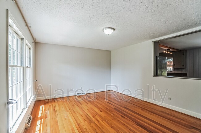 Photo - 5708 Londonderry Rd