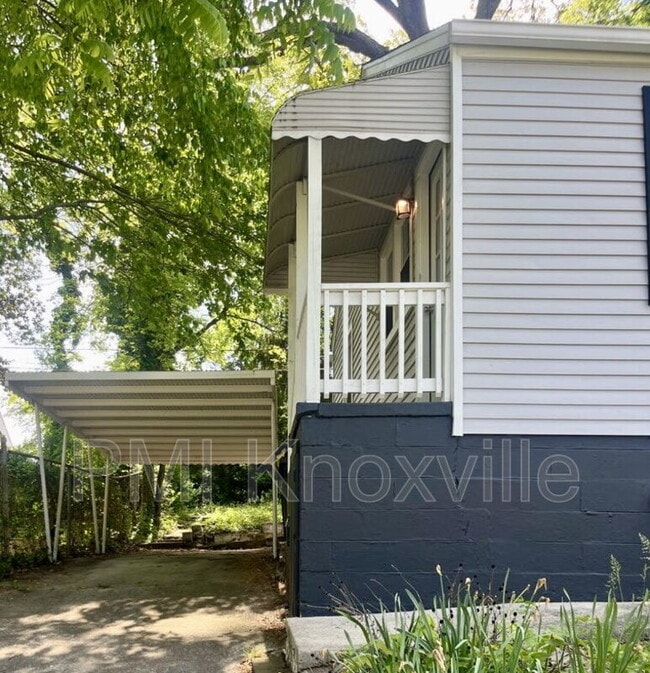 Photo - 926 Ledgerwood Ave