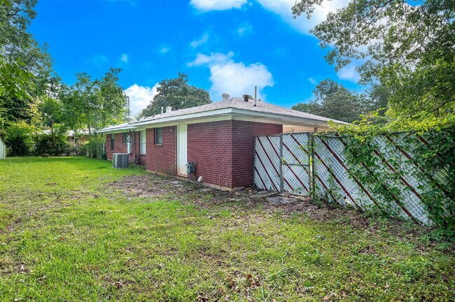 Photo - "Charming 3-Bedroom Bossier City Home with Gleaming Hardwood Floors!"