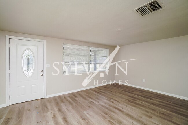 Photo - Lease today! No extra charge for contentme...