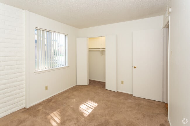 1BR 1BA - 750 SQ FT