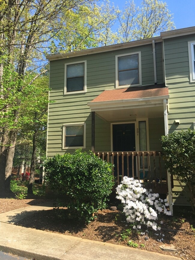 Building Photo - Nice 2br townhome in quiet neighborhood, r...