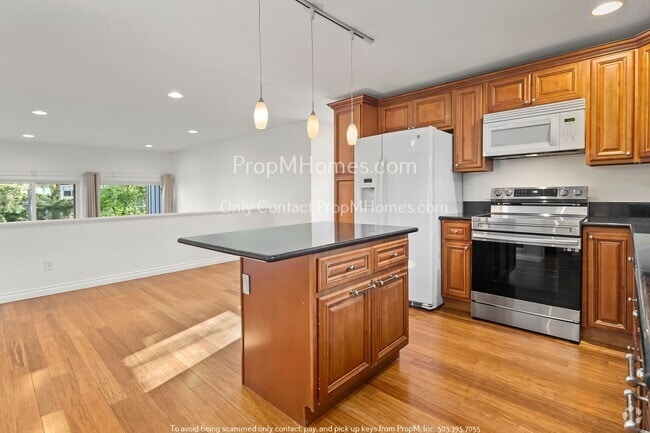Building Photo - Beautiful Three Bedroom Condo W/ Amities I... Unit 135