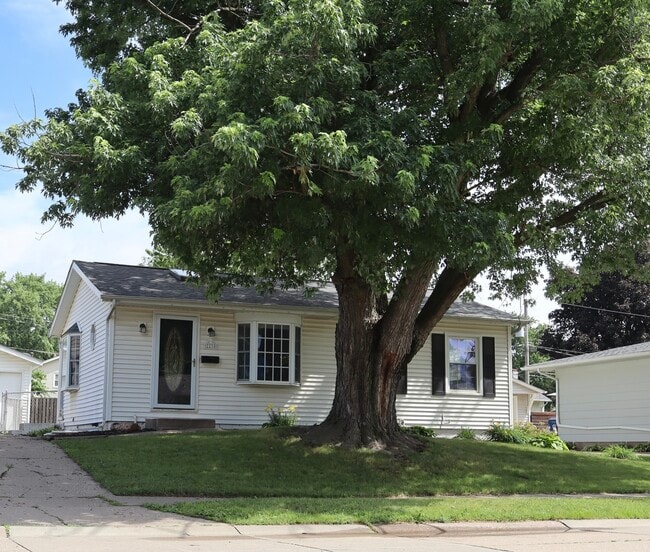 Building Photo - 2230 Brookside Dr