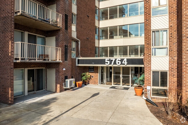 Entrance - Aspen at Lake Trail