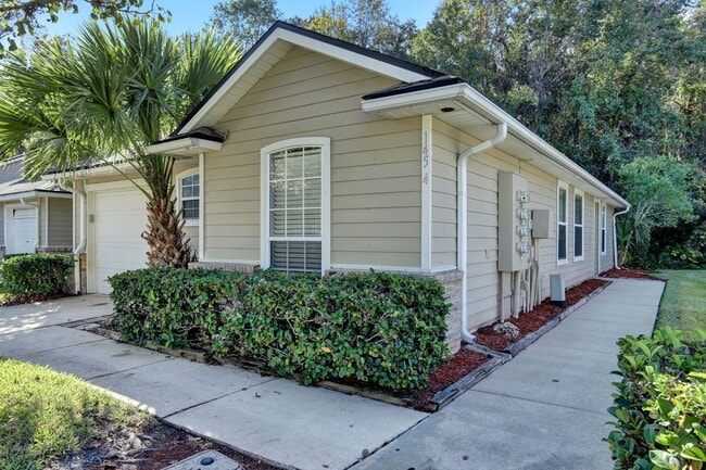 Building Photo - 3 bedroom/ 2 bathroom condo in gated South...