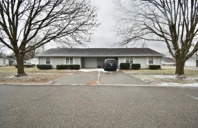 Great 2 bed unit with attached garage. - 421 4th St NW Unit 421 NW 4th st., Linton Rental