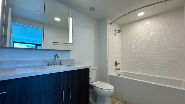 Photo - Epitome of modern urban living in the vibrant heart of Kaka'ako 2 Bed 2 Bath 2 PK Unidad 2208