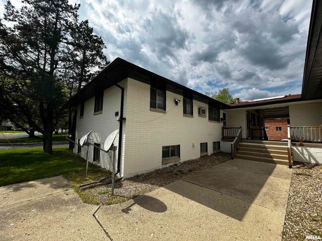 Building Photo - 2613 W Wardcliffe Dr Unit B