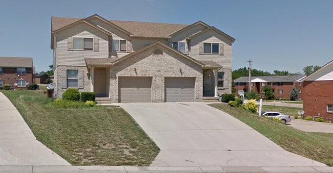 Building Photo - 3 Bed 2.5 Bath Townhome Unit 1