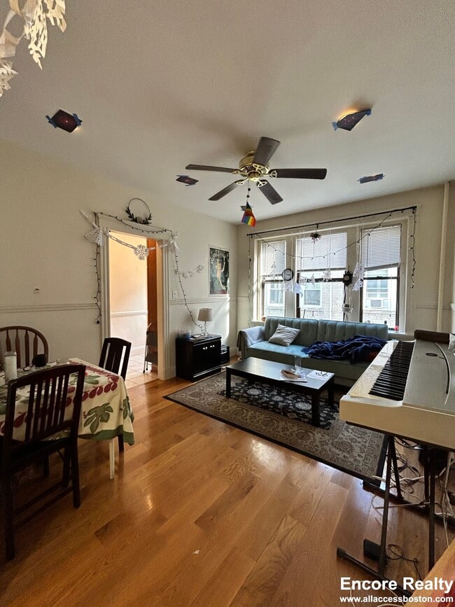 Building Photo - 240 Kelton St Rental
