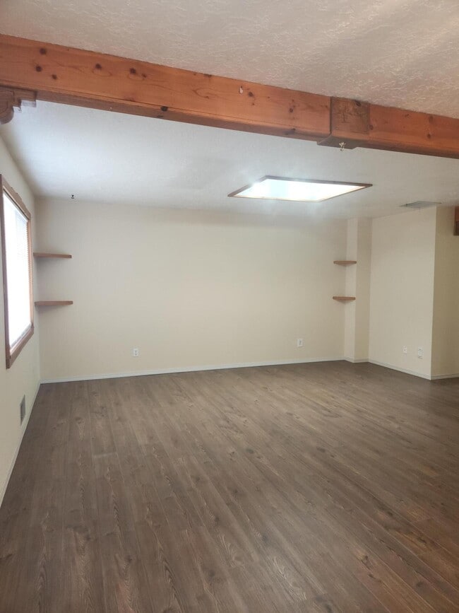 Photo - 8505 Hannett Ave NE