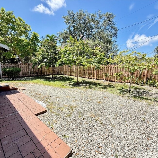 737 NE 127th St Unidad B