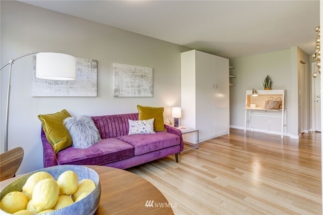 Photo - 705 E Republican St Unidad Vertigo