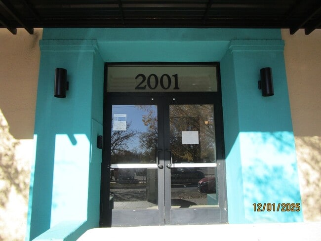 Building Photo - 2001 Gold Ave SE Unit #17