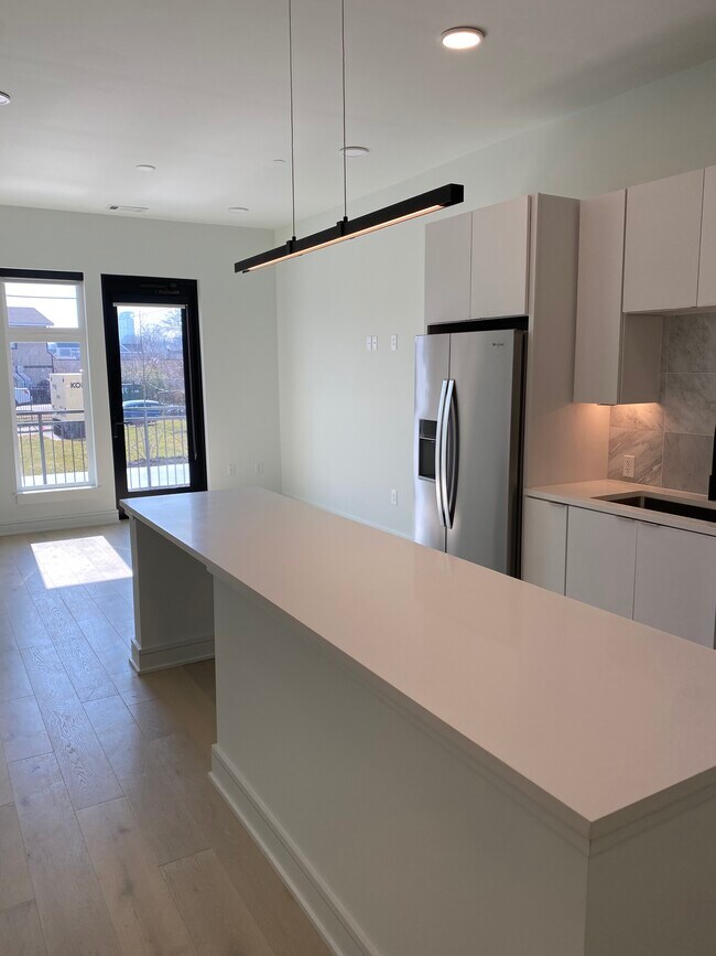 Cocina/sala de estar abierta. Isla para 4 personas. - 1125 10th Ave N Unidad 118