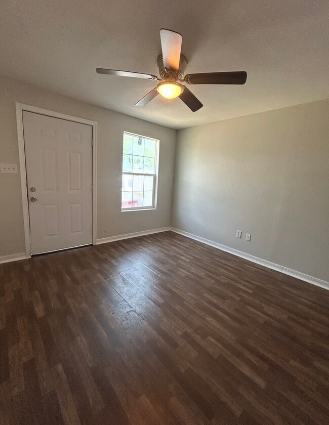 Photo - 727 W 6th St