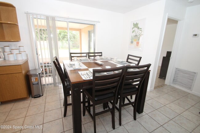 Photo - 1040 Hosbine St SE