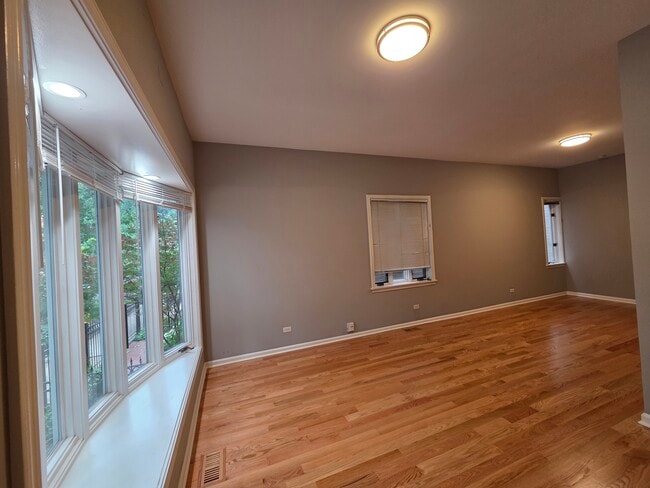Living room - 1229 W Wellington Ave Unit 1