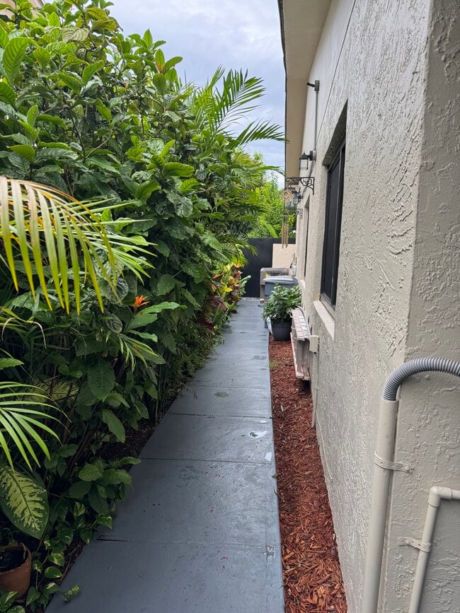 Shenandoah Area Studio - 2437 SW 11th St Unit 9-D Rental