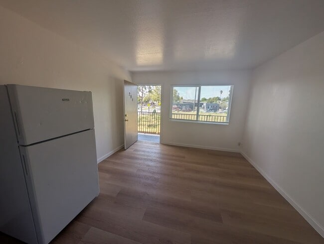 Photo - Comfortable one bedroom unit, convenient location to shopping and transportation Unit 204