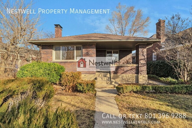 Photo - 2471 Douglas St