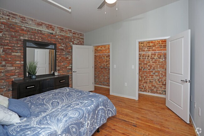 2BR,1BA-925 SF