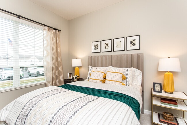 2BR, 2BA - 1,092 SF - Belmont House