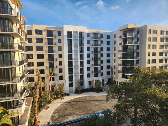 Building Photo - 17890 W Dixie Hwy Unit 619