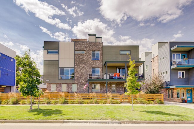 Building Photo - Evolve Real Estate: Gourgeous Townhome Nea...