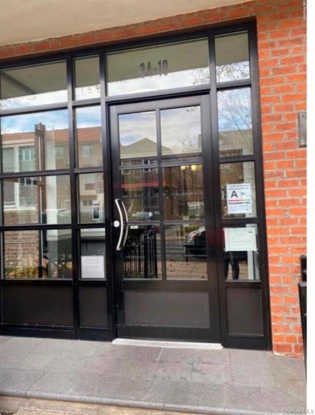 Building Photo - 34-10 75th St Unit 3L