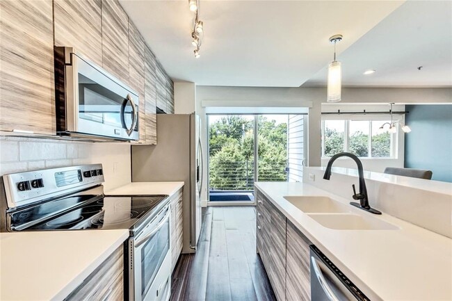 Building Photo - 604 N Bluff Dr Unit 105